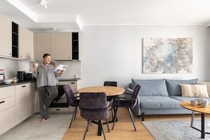 Una cocina moderna con comedor, un sofá y una mesa de centro.