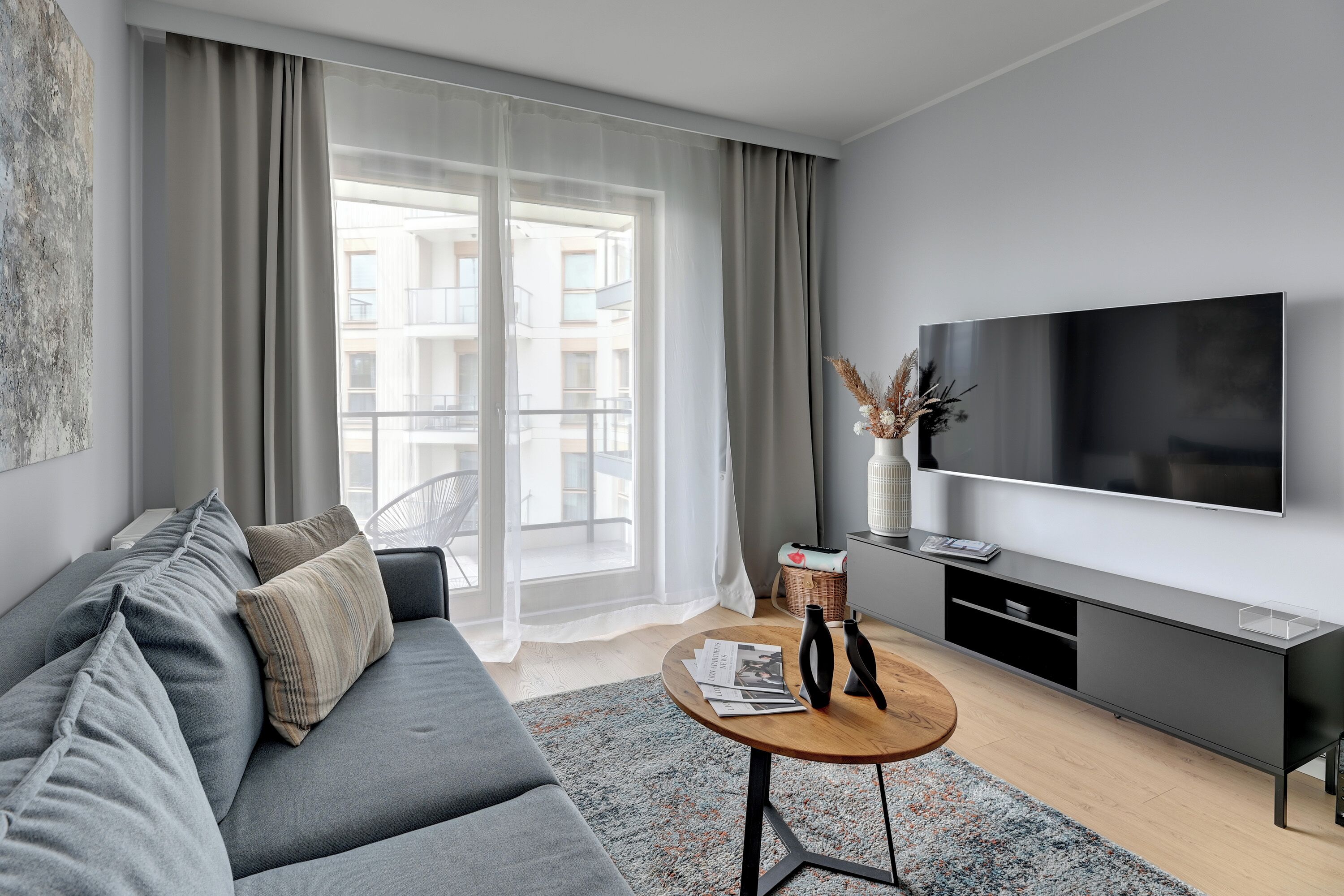 Apartamento luxo, sacada, vista para o pátio | Área de estar | TV de tela plana 40 polegadas com canais a cabo, Netflix, Hulu