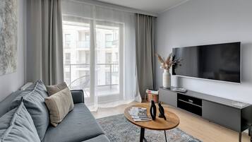 Apartamento luxo, sacada, vista para o pátio | Área de estar | TV de tela plana 40 polegadas com canais a cabo, Netflix, Hulu