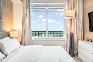 Room - The Louie - Luxe 1BR Condo DT w/ Rooftop Pool, Gym (Orlando)