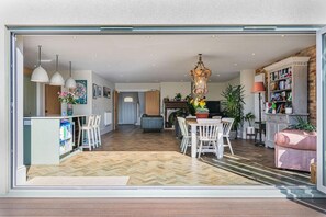 A modern interior with a dining area, kitchen, and living space. - Bromley Retreat: Spacious Townhouse w/Parking (Bromley)