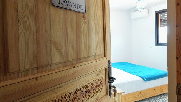 Una puerta de madera con un letrero que dice 'PEAK BLUE ATLAS LAVANDE'.