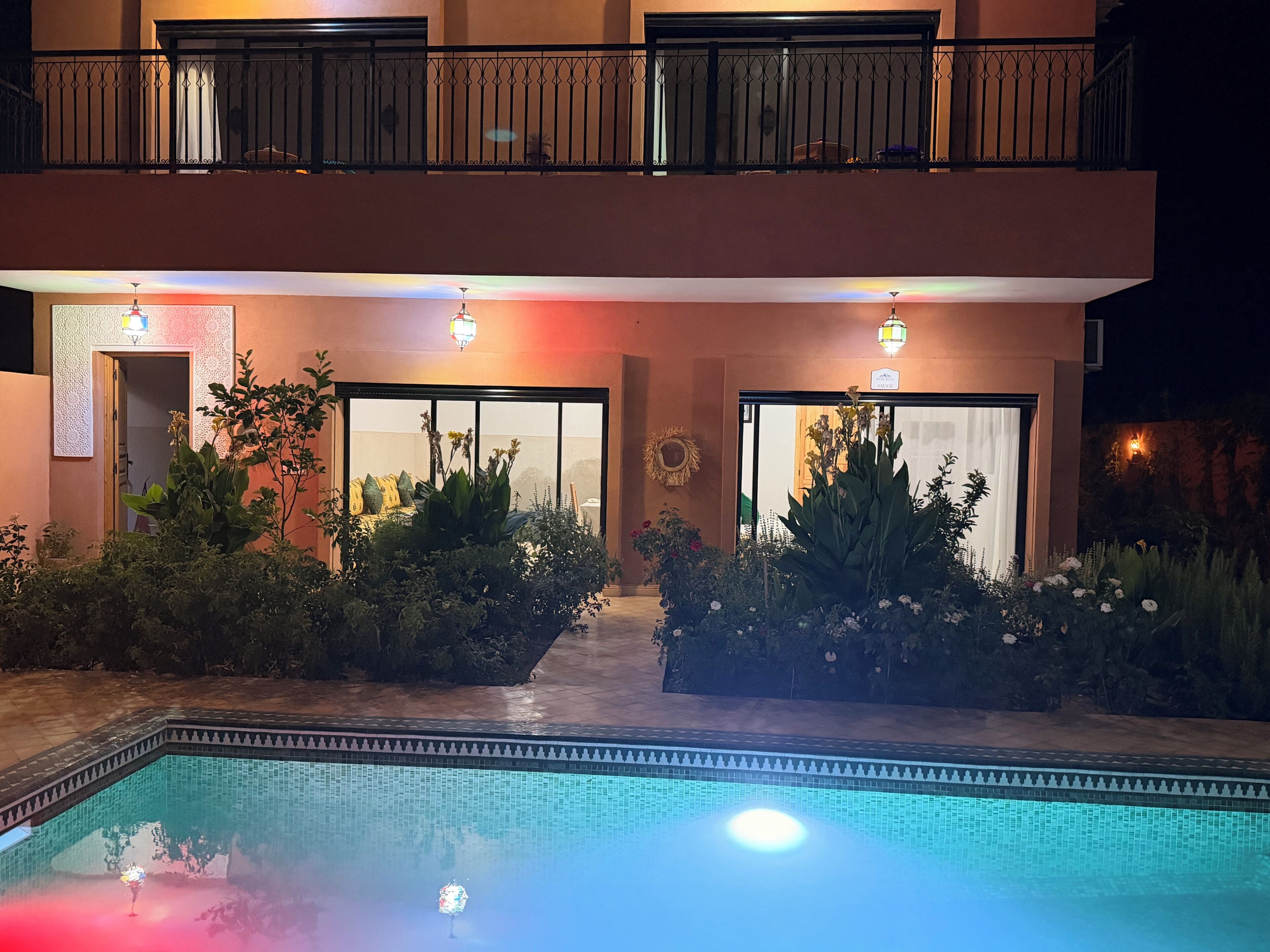 Un bâtiment à deux étages avec une piscine devant.