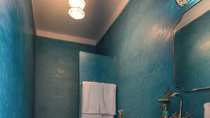 Un baño con inodoro, lavamanos y toallero.