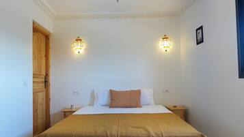 Double Room, Garden View | Laptop workspace, blackout drapes, soundproofing, WiFi (free)