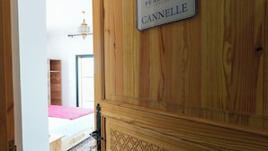 Una puerta de madera con un letrero que dice 'Peak Blue Atlas Cannelle'.