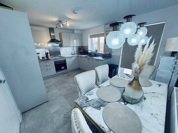 Unclassified image, 1 of 8, button - Stylish modern double room with private bathroom (Peterborough)