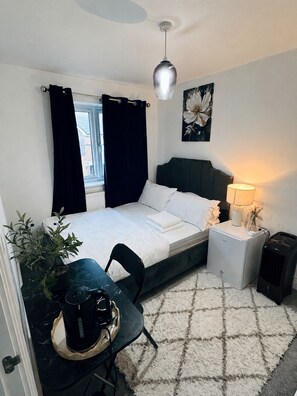 Unclassified image, 2 of 8, button - Stylish modern double room with private bathroom (Peterborough)