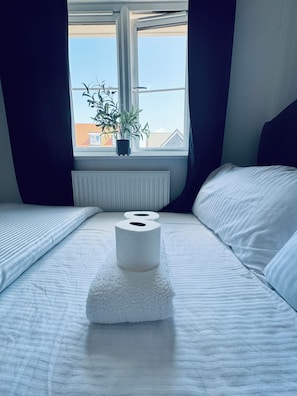 Unclassified image, 5 of 8, button - Stylish modern double room with private bathroom (Peterborough)