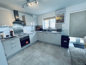 Unclassified image, 4 of 8, button - Stylish modern double room with private bathroom (Peterborough)