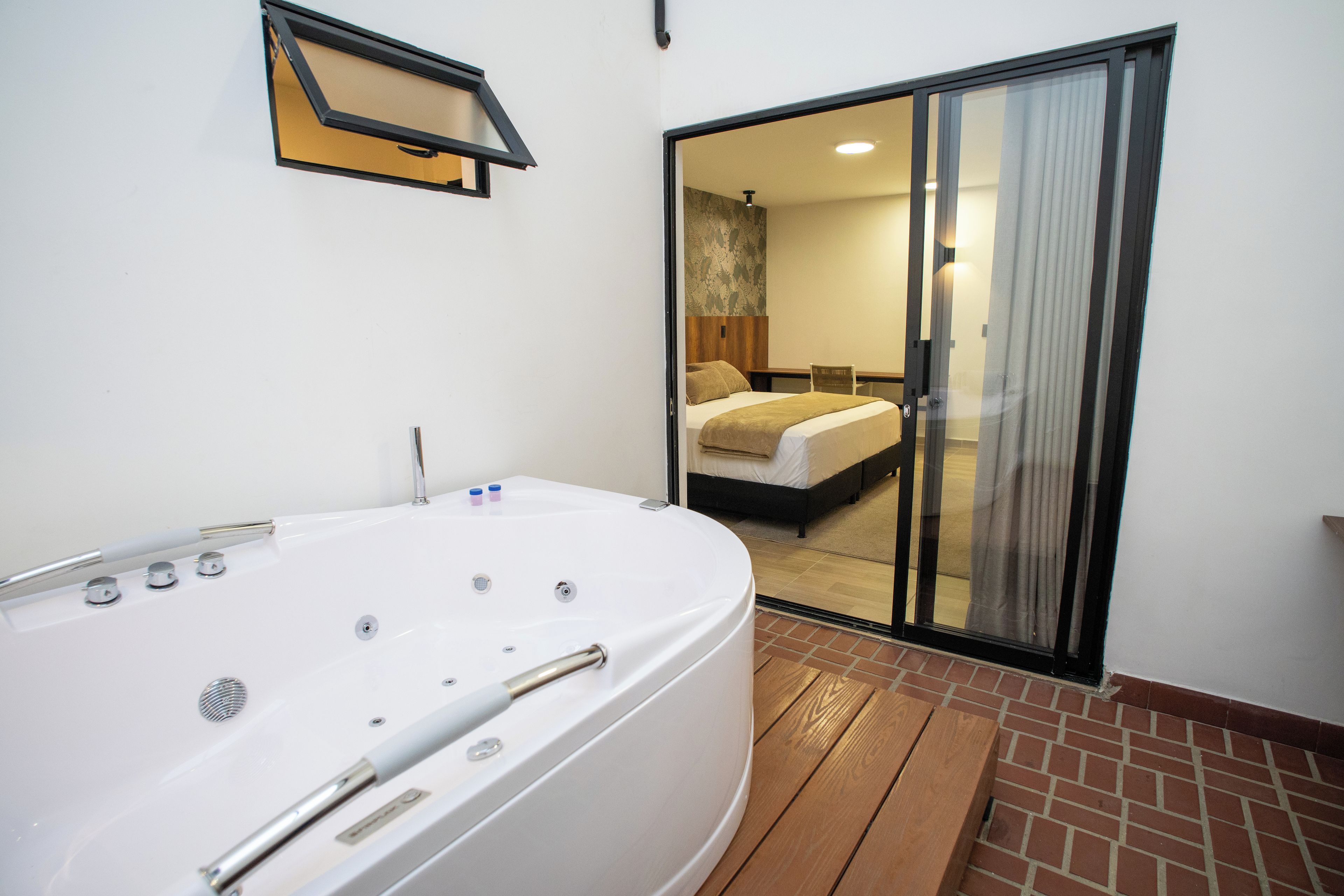 Deluxe Suite | Desk, WiFi (free), bed sheets