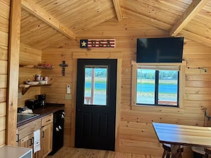 Private kitchen - Quaint 1-bedroom cabin with AC in charming Benton (Benton)