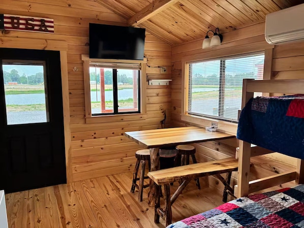 Dining - Quaint 1-bedroom cabin with AC in charming Benton (Benton)