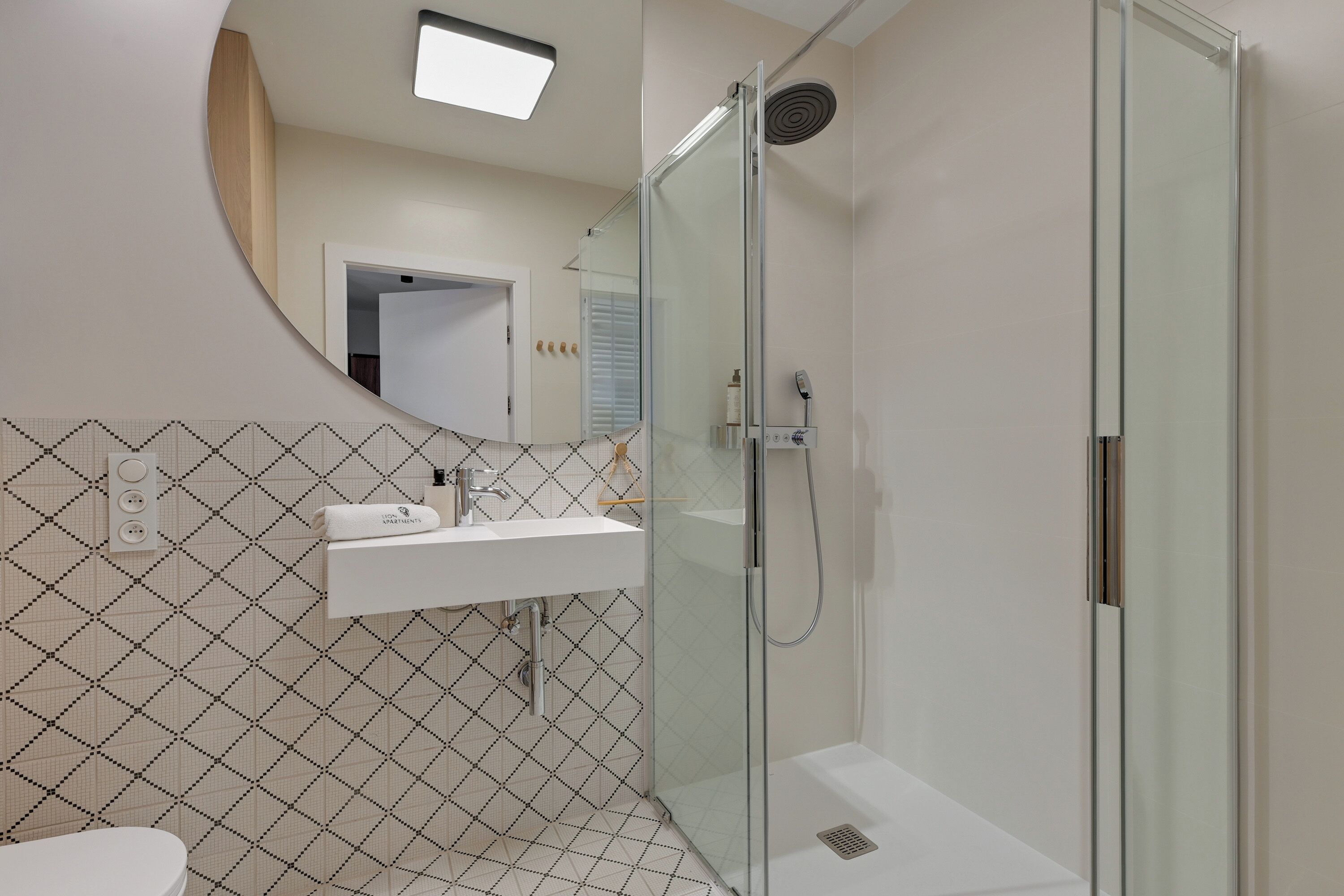 Deluxe Apartment, Balcony, Courtyard View | Bathroom | Shower, towels