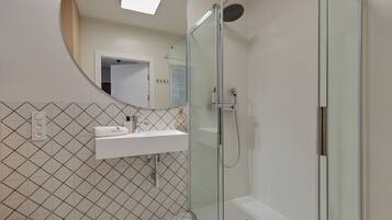 Deluxe Apartment, Balcony, Courtyard View | Bathroom | Shower, towels