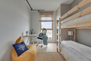 A bedroom with a bunk bed, a desk with a chair, a globe, and a plant. - PORTO 46 - Letnica Sea&City Gdańsk (Gdańsk)