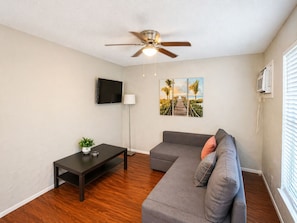 Living area - 2-bedroom apartment in perfect Arlington with cool AC (Arlington)