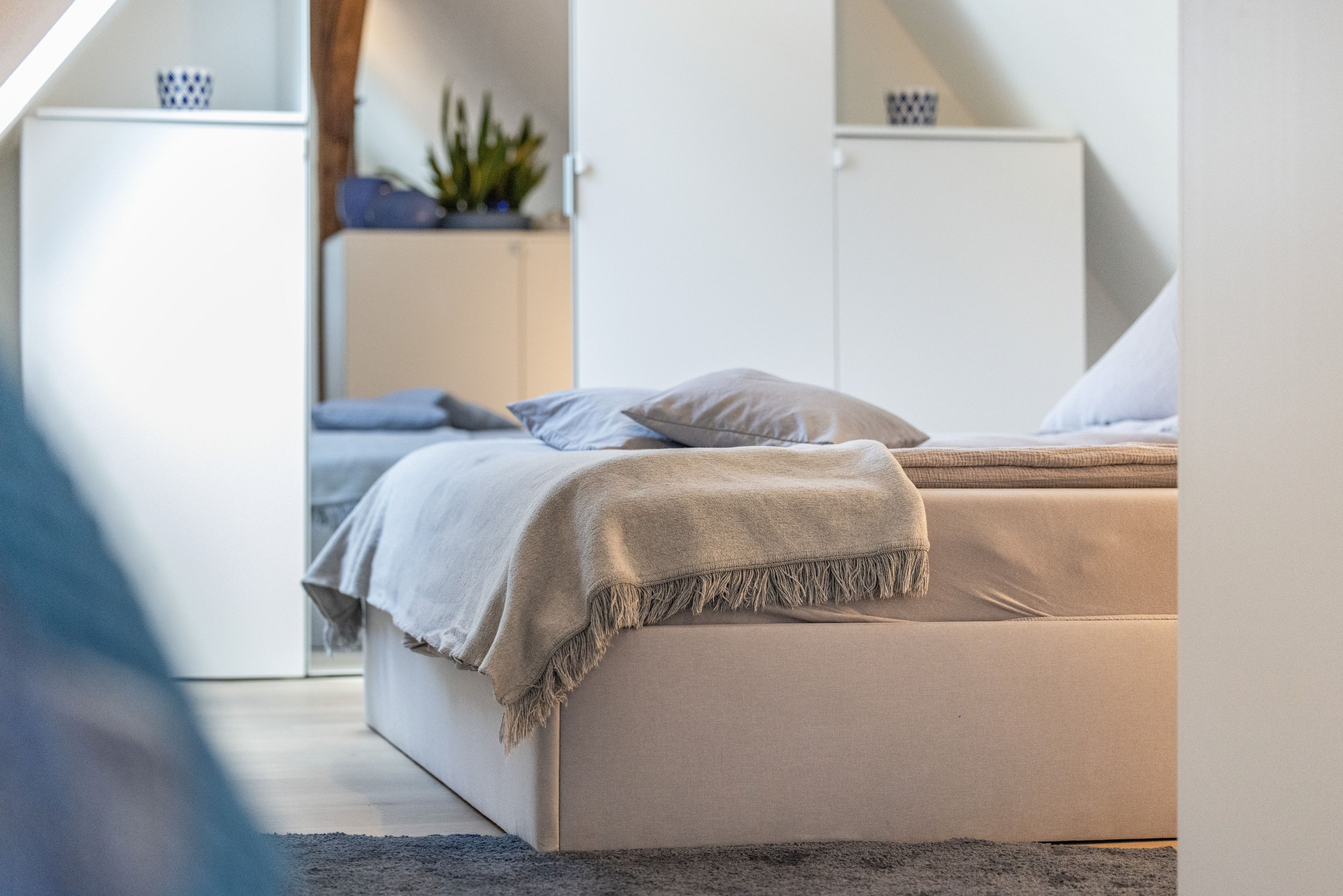 Ein Schlafzimmer mit einem Bett, einem Nachttisch und einem Kleiderschrank.
