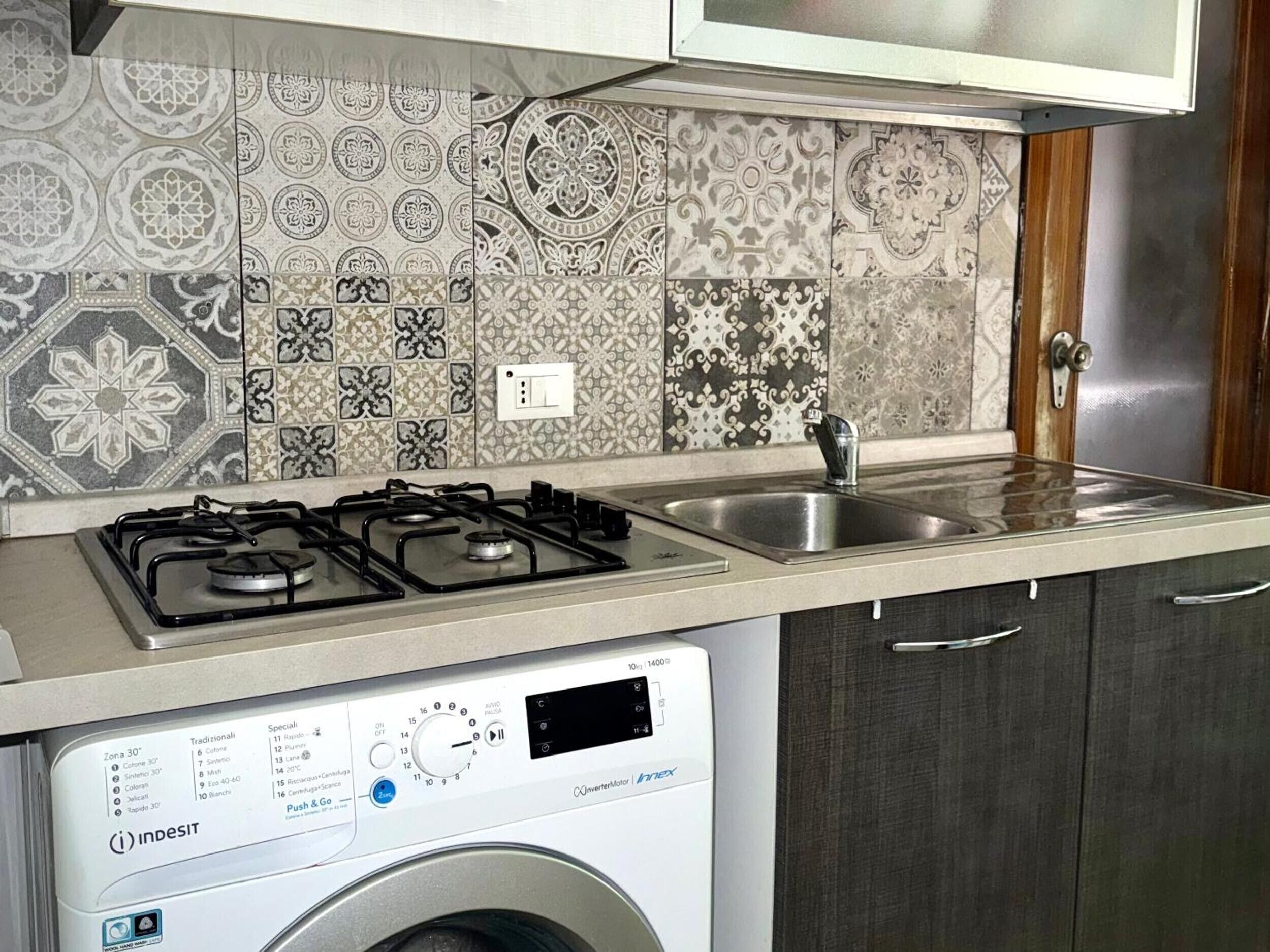 Coffee/tea maker, fridge, microwave, stovetop