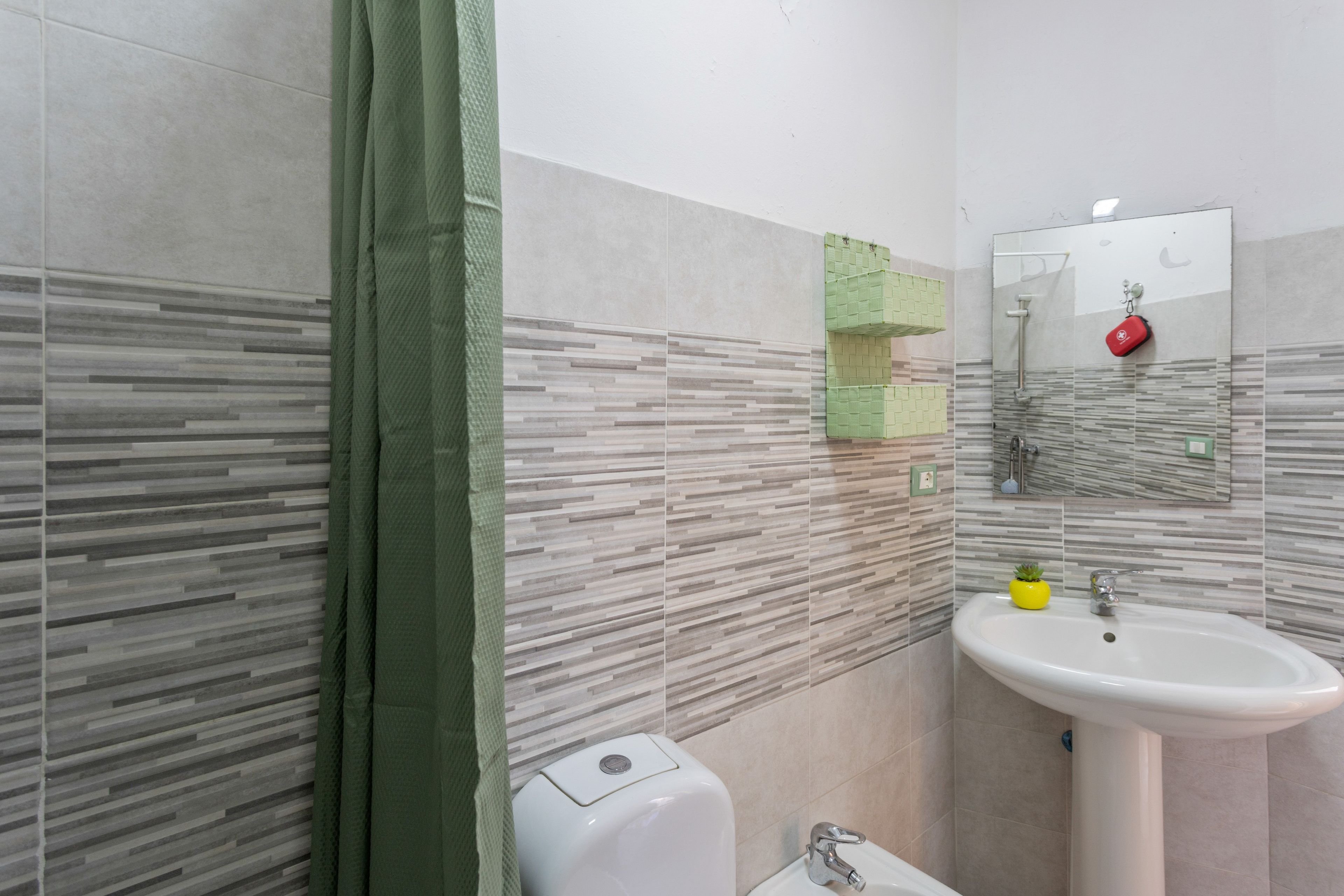 Un baño con inodoro, lavabo y ducha.