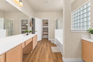 Bathroom - SA Family Retreat Near SeaWorld •Six Flags •Lackland w/ EV Charger, BBQ (San Antonio)