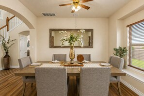 Dining - SA Family Retreat Near SeaWorld •Six Flags •Lackland w/ EV Charger, BBQ (San Antonio)