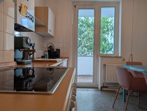 Private kitchen - Stylish 1-Bedroom Apartment with Balcony | Close to the City Centre (Hannover)