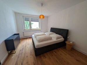 Room - Stylish 1-Bedroom Apartment with Balcony | Close to the City Centre (Hannover)