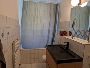 Bathroom - Stylish 1-Bedroom Apartment with Balcony | Close to the City Centre (Hannover)