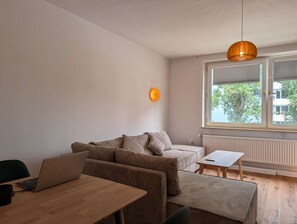 Living area - Stylish 1-Bedroom Apartment with Balcony | Close to the City Centre (Hannover)