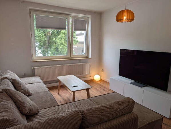 Living area - Stylish 1-Bedroom Apartment with Balcony | Close to the City Centre (Hannover)