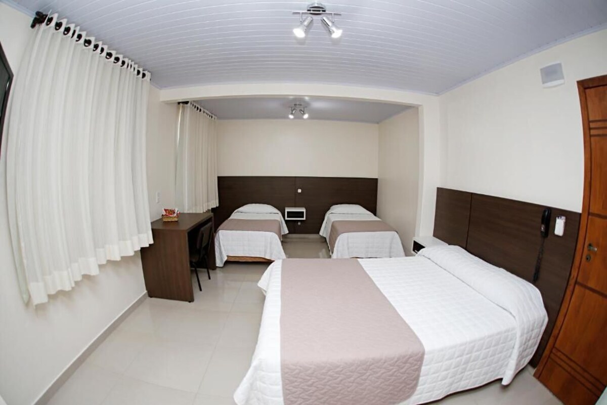 Habitació individual Comfort | Escriptori, espai de treball apte per a portàtils i cortines opaques 