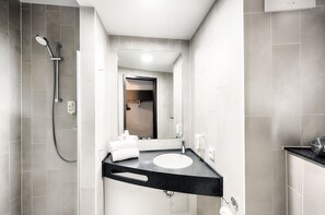 Haartrockner, Handtücher, Seife, Shampoo