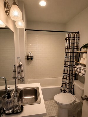 Une salle de bain avec une baignoire, des toilettes et un lavabo.