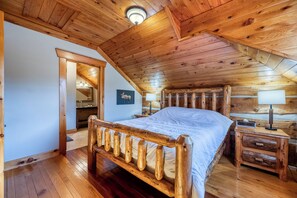 Iron/ironing board, WiFi, bed sheets - Large Grand Bend Log Home: Relax, Golf, Swim, Hike (South Huron)