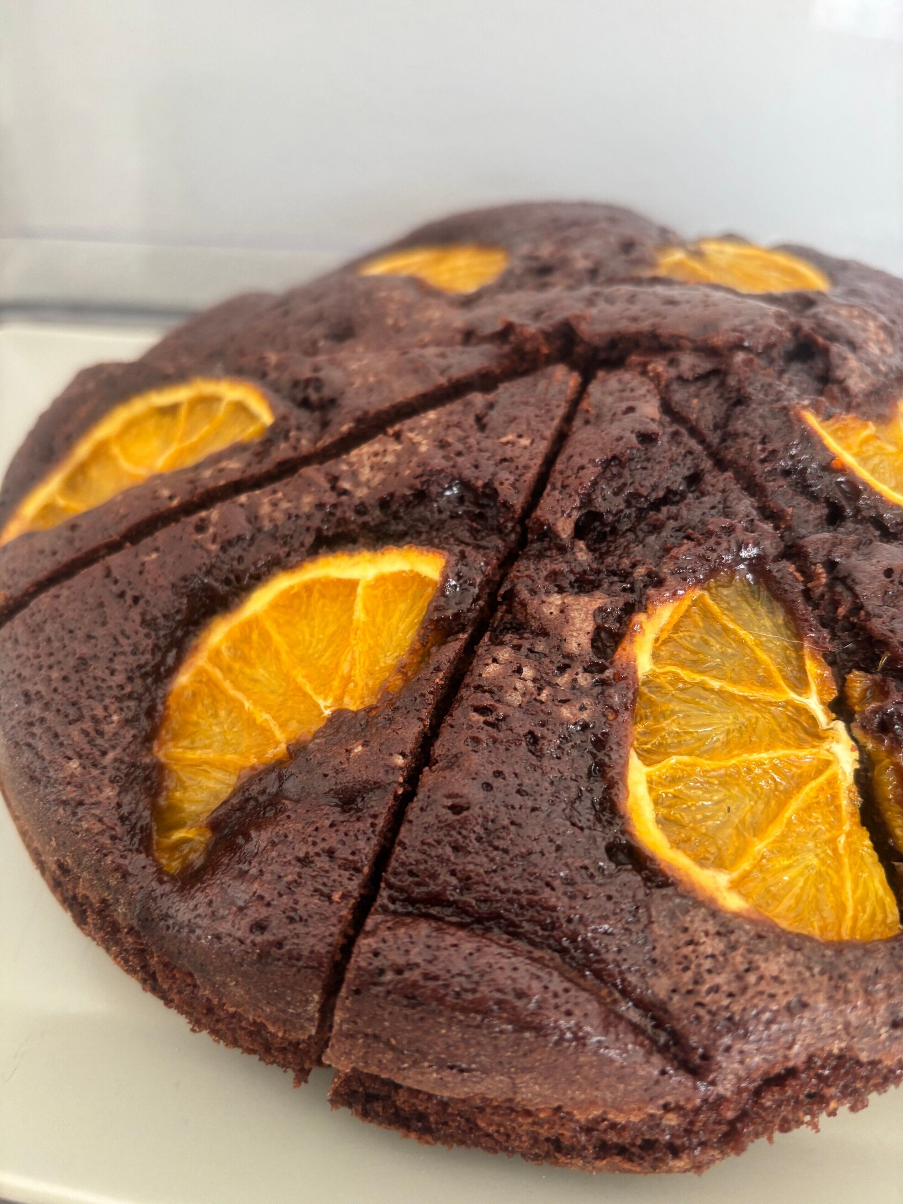 Ein runder Kuchen mit Orangenscheiben.