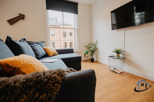 Flat A, sleeps 4, very central, (1st Floor)