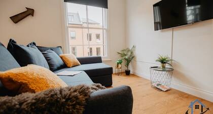 Flat A, sleeps 4, very central, (1st Floor)