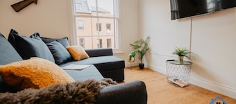 Flat A, sleeps 4, very central, (1st Floor)