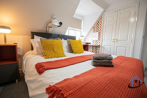 Garfield House 3 bed sleeps 8 Nr Rushden Lakes