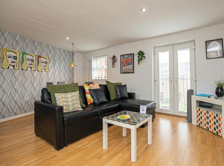 Garfield House 3 Bed Sleeps 8 Nr Rushden Lakes - Wellingborough