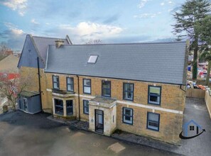 Manor House - Apt 2 Manor House - 2 Bed 1 bath sleeps 5 parking (Desborough)
