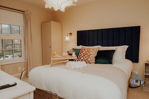 A hotel room with a bed, bedside table, and a window. - Dale House, sleeps 7, central, parking x2, garden (Rothwell)