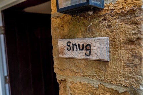 The Snug super king-size bed, en-suite, parking