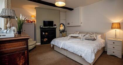 The Dairy super King-size Bed, en-suite, parking.