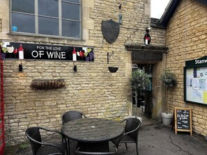A stone building with a sign reading 'For the love of wine' and a chalkboard menu outside. - Petham Cottage 2 bed sleeps 6 (Stanwick)