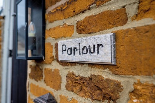 The Parlour rustic 2  Bed Flat, En-suite, Parking