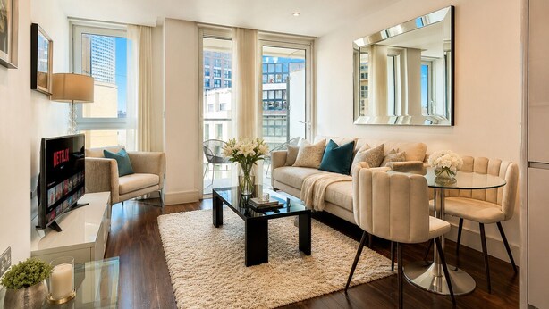 A modern living room with a sofa, armchairs, a coffee table, and a TV. - Luxury City View AC Balcony Rooftop Panoramic - Fast Wi-fi, near Sky Garden (London)