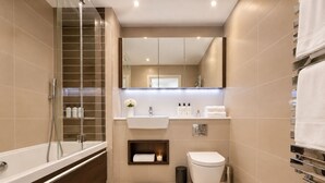 A modern bathroom with a bathtub, a toilet, and a sink. - Luxury City View AC Balcony Rooftop Panoramic - Fast Wi-fi, near Sky Garden (London)