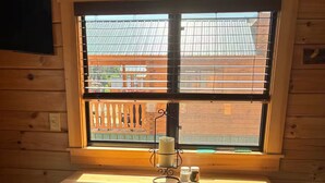 A wooden table with a candle and salt shakers by a window with blinds. - Lakehouse Resort Bugtussle Sierra 2 Near Rend Lake (Benton)